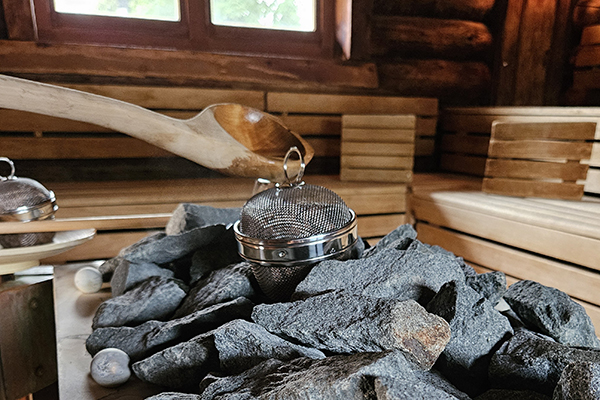 Aufguss mit der Sauna-Aroma-Kugel in der Eventsauna